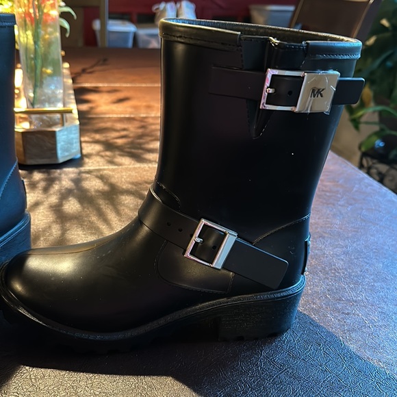 Michael Kors lined rain boots - Picture 2 of 2